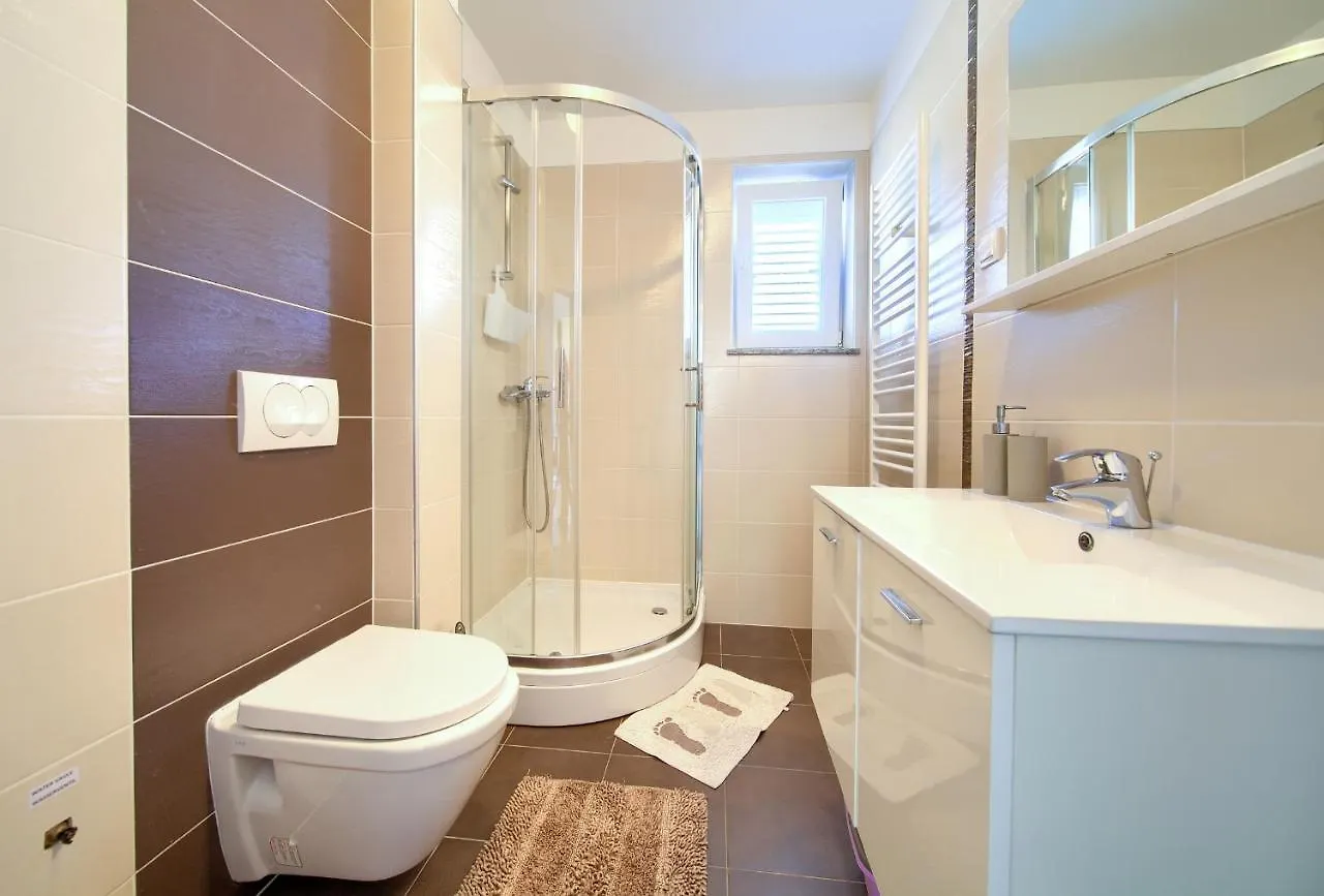 Apartment Nadica Малинска